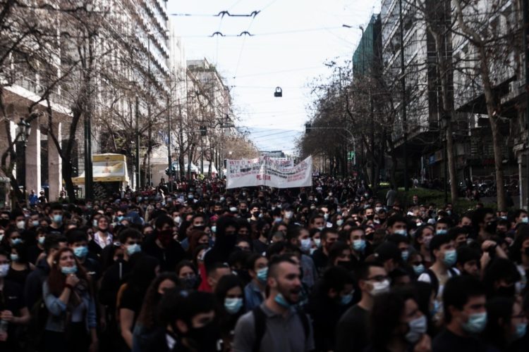 Με σχολές ζωντανές , συνεχίζουμε όλοι και όλες μαζί στον αγώνα υπεράσπισης των Πανεπιστημίων μας.