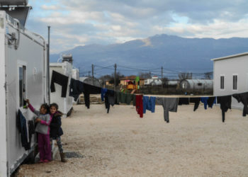 Τείχη σε προσφυγικά στρατόπεδα κι εξώσεις από τα μελλοντικά γκέτο