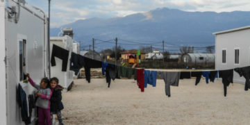 Τείχη σε προσφυγικά στρατόπεδα κι εξώσεις από τα μελλοντικά γκέτο