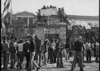 «Η άφταστη στιγμή για την Αριστερά, το “αγκάθι” που απαξιώνεται με “ταβέρνες και παϊδάκια” από τη Δεξιά»