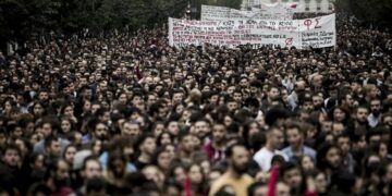 Η δικιά μας αριστερά δεν ξέρει τι πάει να πει ομίχλη και σκοτάδι, τα φτιάχνει όλα στο φως.