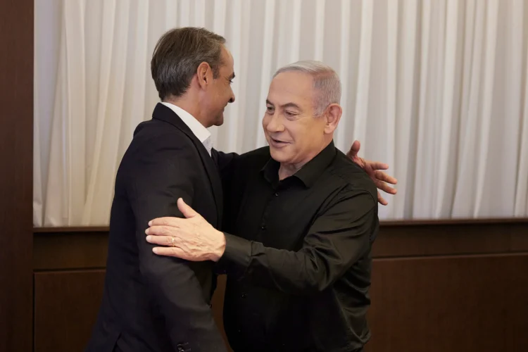 Bibi, δεν έχεις άλλους φίλους εδώ.