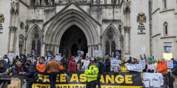 Free Assange: Όχι στην έκδοση του στις ΗΠΑ