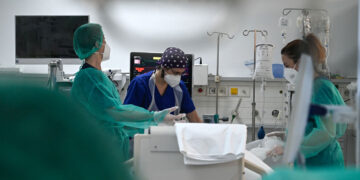 Νομιμοποιούν την ιδιωτικοποίηση της Δημόσιας Δωρεάν Υγείας. Νομιμοποιούν τα φακελάκια.