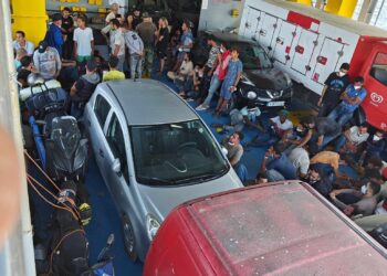 Business class για τους τουρίστες, γκαράζ χωρίς φαγητό και νερό για πρόσφυγες και μετανάστες.