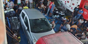 Business class για τους τουρίστες, γκαράζ χωρίς φαγητό και νερό για πρόσφυγες και μετανάστες.