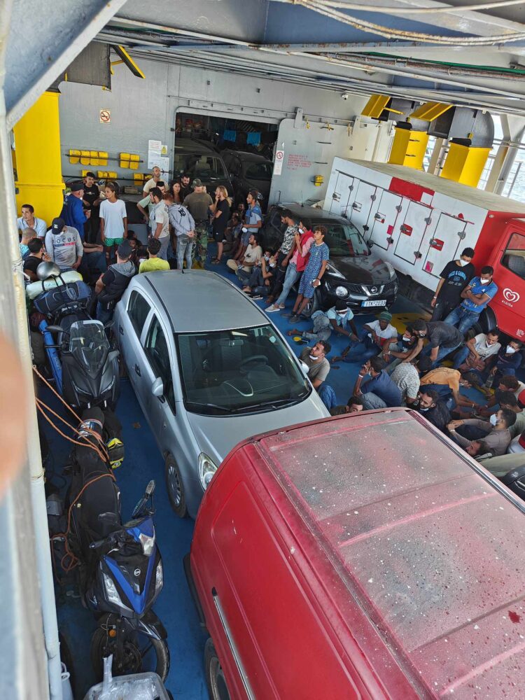 Business class για τους τουρίστες, γκαράζ χωρίς φαγητό και νερό για πρόσφυγες και μετανάστες.