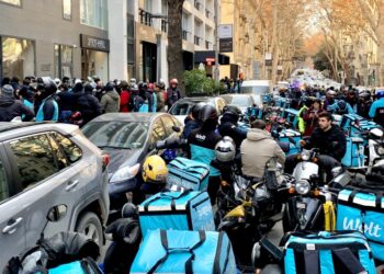 Την Παρασκευή 1/8 οι διανομείς Wolt της Αττικής κατεβαίνουν σε απεργία για μια ζωή με αξιοπρέπεια!