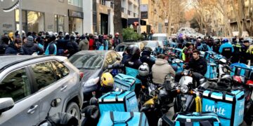 Την Παρασκευή 1/8 οι διανομείς Wolt της Αττικής κατεβαίνουν σε απεργία για μια ζωή με αξιοπρέπεια!