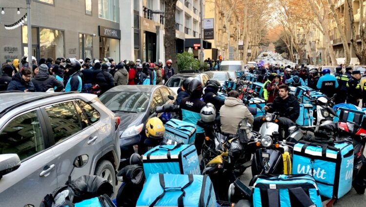 Την Παρασκευή 1/8 οι διανομείς Wolt της Αττικής κατεβαίνουν σε απεργία για μια ζωή με αξιοπρέπεια!