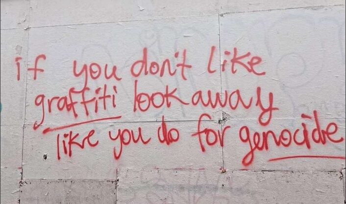 Σε πολύχρωμα ιδρύματα, που φωνάζουν απέναντι σε έναν μουντό κόσμο.